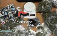 Napoli, operazione antidroga durante il concerto: due arresti e oltre 2,4 kg di droga sequestrati