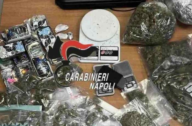 Napoli, operazione antidroga durante il concerto: due arresti e oltre 2,4 kg di droga sequestrati