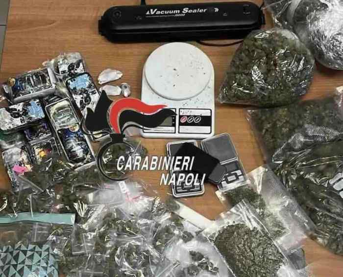 Napoli, operazione antidroga durante il concerto: due arresti e oltre 2,4 kg di droga sequestrati