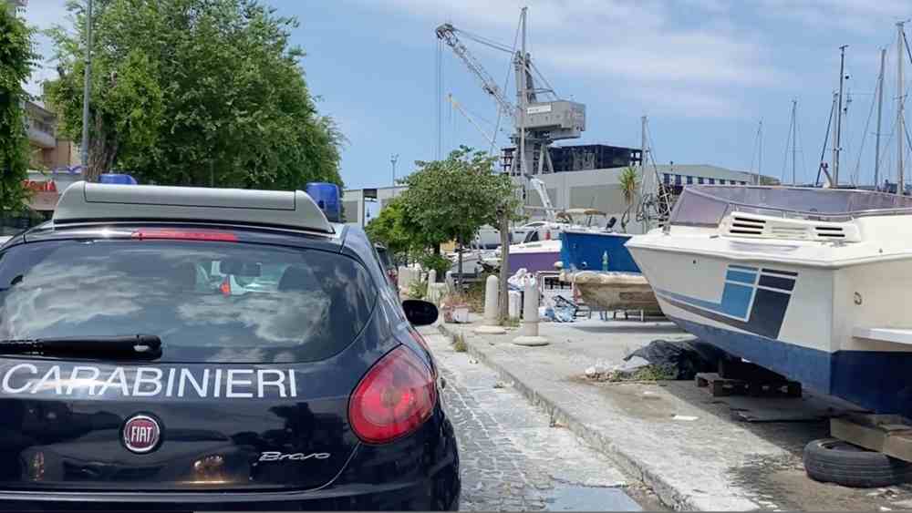 Castellammare, fermato giovane spacciatore: trovate 30 dosi e contanti