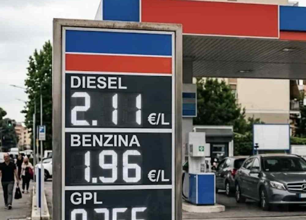 Carburanti in aumento, il Movimento Consumatori sostiene i tassisti: «Basta rincari a carico dei cittadini»