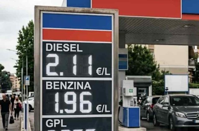 Carburanti in aumento, il Movimento Consumatori sostiene i tassisti: «Basta rincari a carico dei cittadini»
