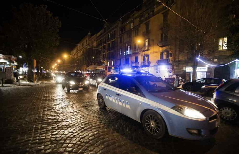 Fuga spericolata a Via Foria, arrestato un giovane dopo inseguimento a Napoli