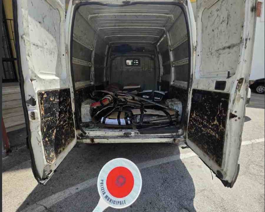 Qualiano, operazione dei carabinieri: furgone sequestrato con ricambi non dichiarati