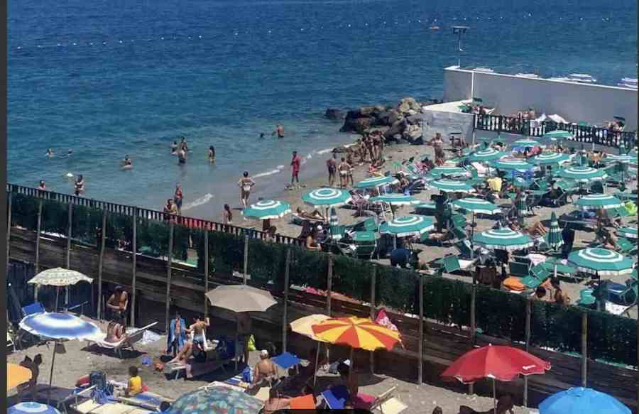 Castellammare, irregolarità nel parcheggio a Pozzano: scoperte barriere abusive