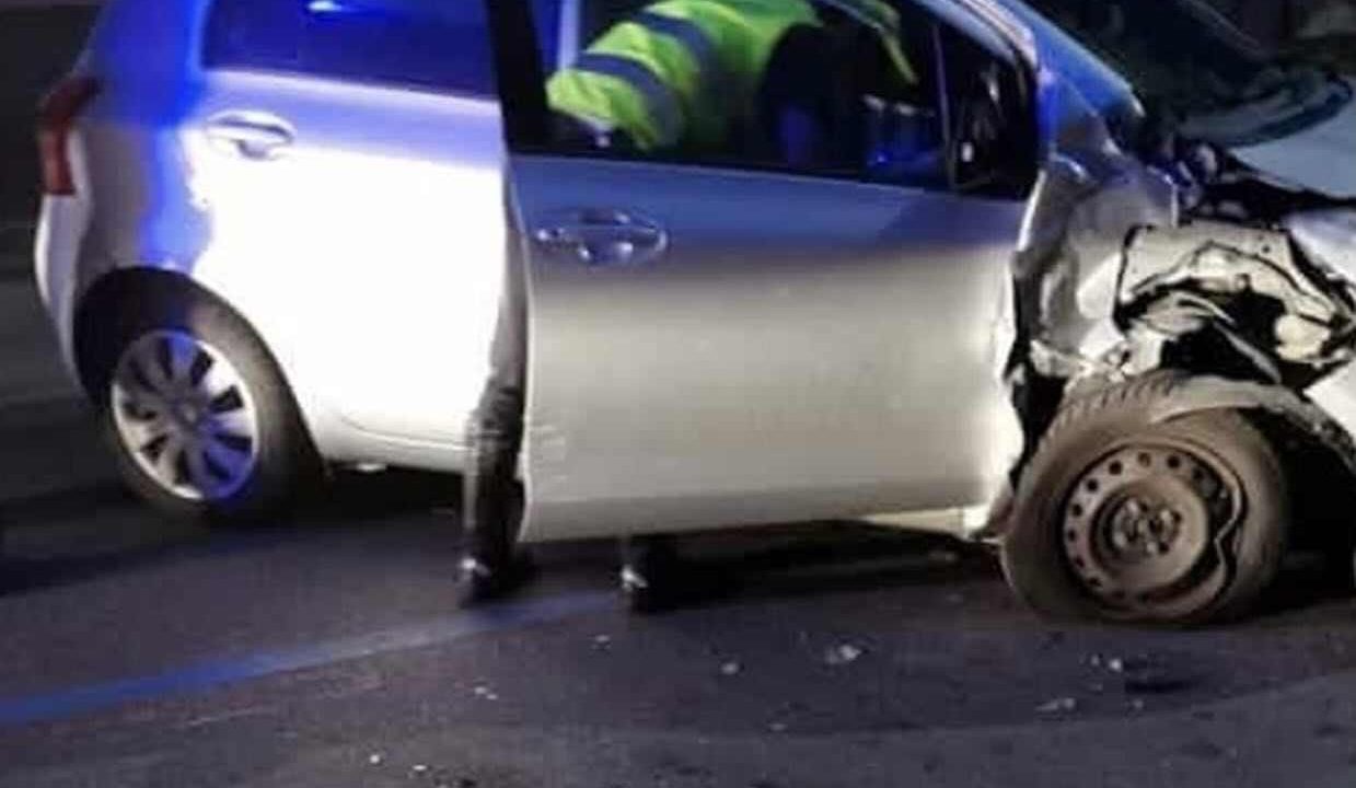 Incidente a Napoli: arrestato un 23enne senza patente dopo aver urtato un’auto parcheggiata