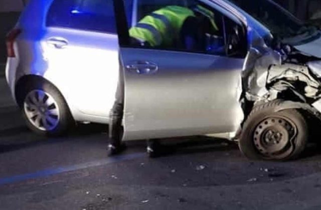 Incidente a Napoli: arrestato un 23enne senza patente dopo aver urtato un’auto parcheggiata
