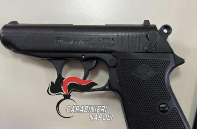 Torre del Greco, fermato 32enne con pistola modificata: indagini in corso