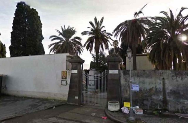 Torre Annunziata, uomo ferisce l’ex moglie al cimitero e si barrica: arrestato dopo ore di crisi.