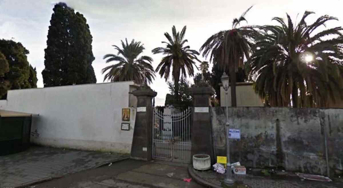 Torre Annunziata, uomo ferisce l’ex moglie al cimitero e si barrica: arrestato dopo ore di crisi.