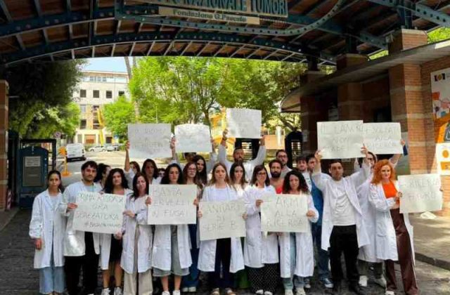 Presidio al Pascale: lavoratori protestano contro tagli alla ricerca oncologica