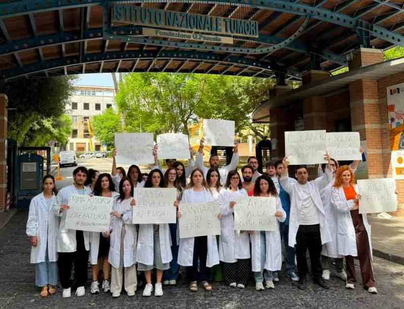 Presidio al Pascale: lavoratori protestano contro tagli alla ricerca oncologica