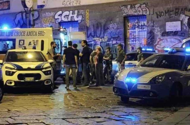 Napoli, scontro a fuoco nel centro storico: l’aggressore si difende.