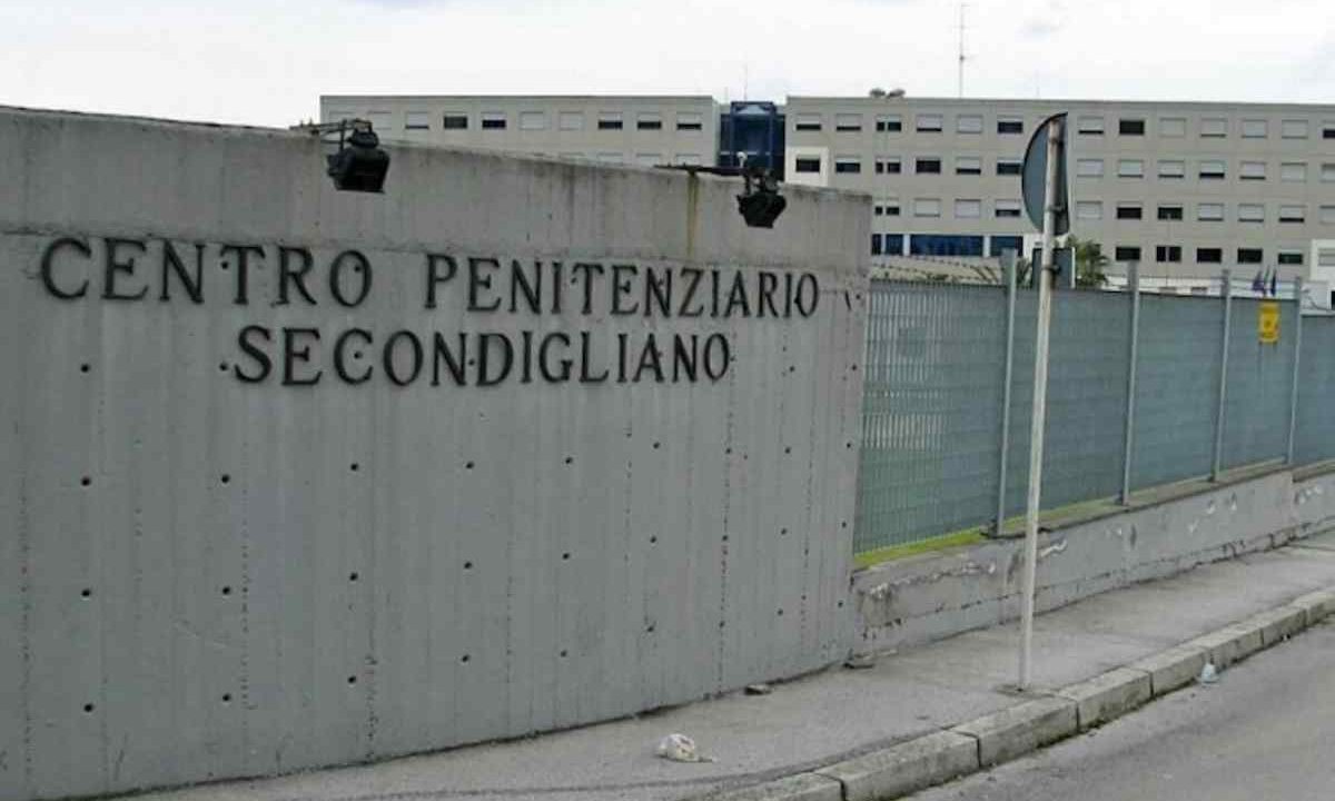 Blitz nel carcere di Secondigliano: scoperti cellulari e droga nelle celle