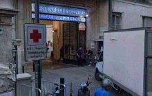 Napoli, uomo aggredisce agenti al Vecchio Pellegrini: pretese di priorità nella cura