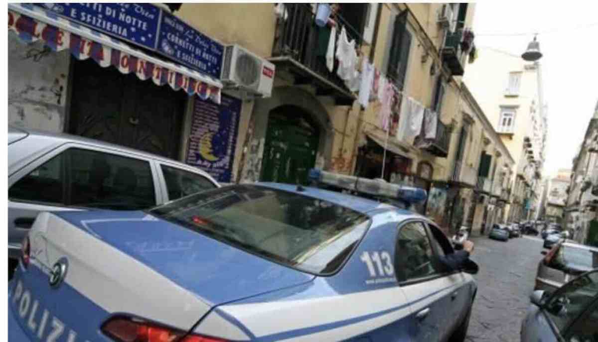 Napoli, operazione alle Case Nuove: pusher arrestato dopo aggressione agli agenti