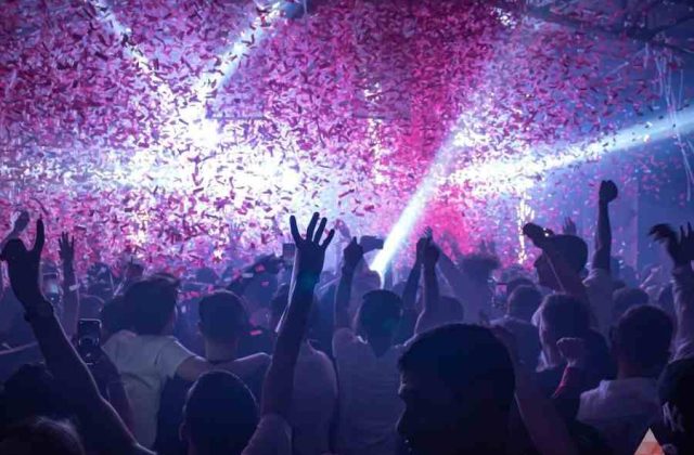 Ischia, serata in discoteca finisce male: sette giovani in ospedale, tre in coma etilico