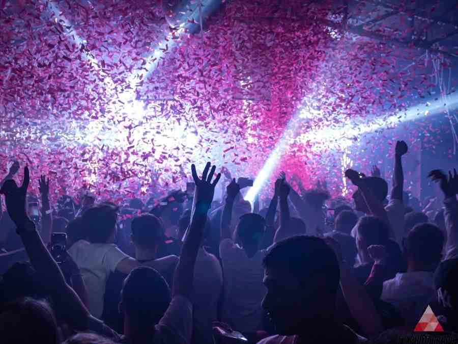 Ischia, serata in discoteca finisce male: sette giovani in ospedale, tre in coma etilico