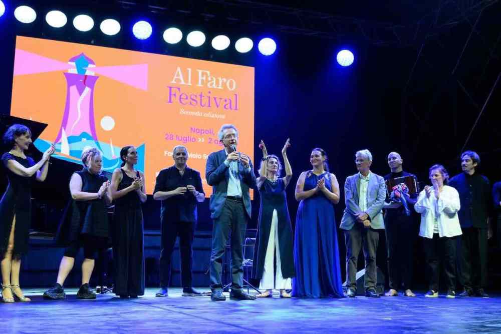 Napoli, cinquecento al Faro per l’apertura del festival estivo sul mare
