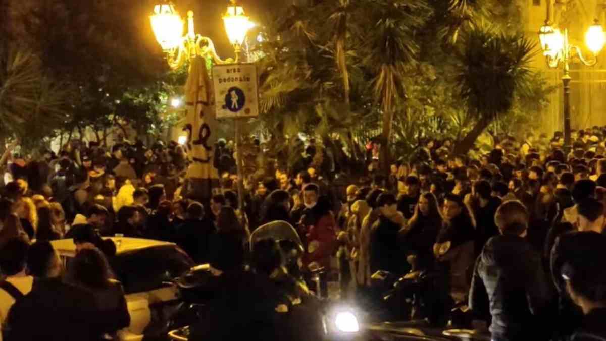 Napoli, chiusura anticipata dei locali a piazza Bellini: il Comune interviene contro il rumore.