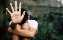 Abusi su un ragazzo di 12 anni, la moglie del reo confesso chiede fine all’odio sociale