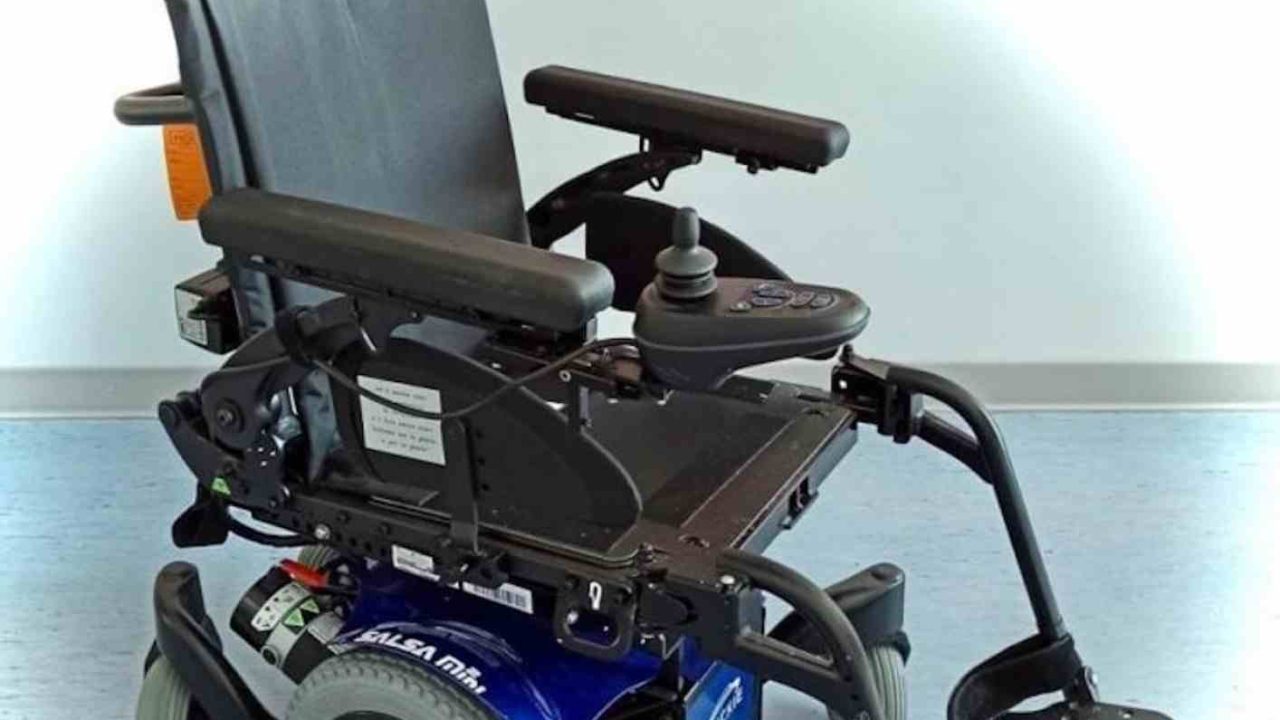 Tribunale riconosce diritto a carrozzina hi-tech da 23mila euro per paziente con SMA: condannata l’Asl Napoli 1 Centro