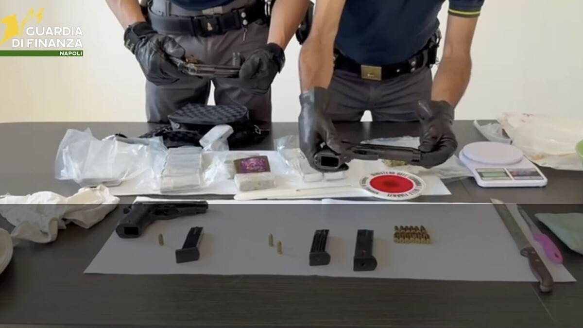 Arsenale tra le cassette della frutta: l’ombra dei clan di Secondigliano su Casavatore