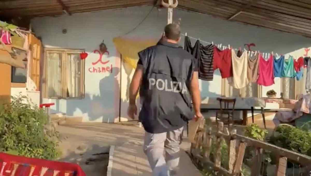 Casoria, blitz della polizia contro il furto di energia: 100 agenti in azione