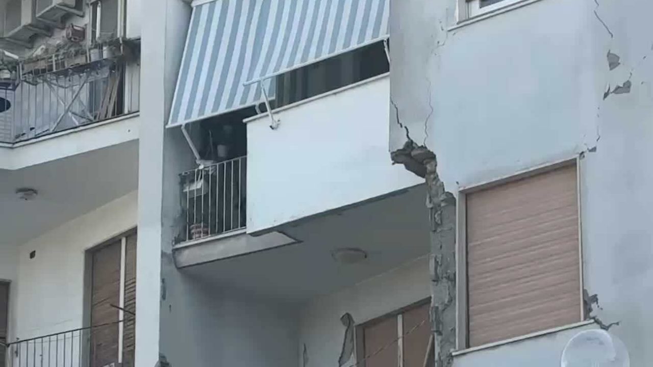 Campi Flegrei, continua lo sciame sismico: oltre 120 scosse registrate