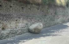 Pozzuoli, masso cade dalla montagna e colpisce un’auto: coppia illesa per miracolo
