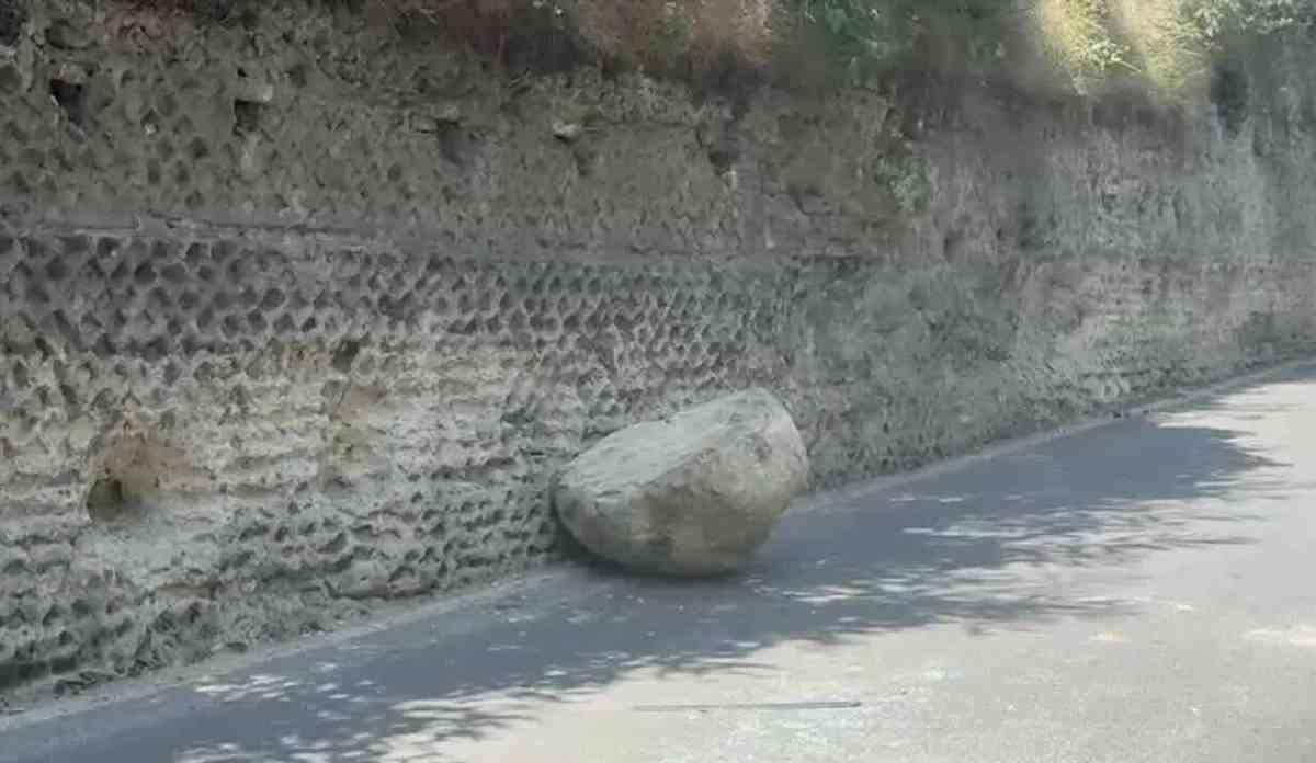 Pozzuoli, masso cade dalla montagna e colpisce un’auto: coppia illesa per miracolo