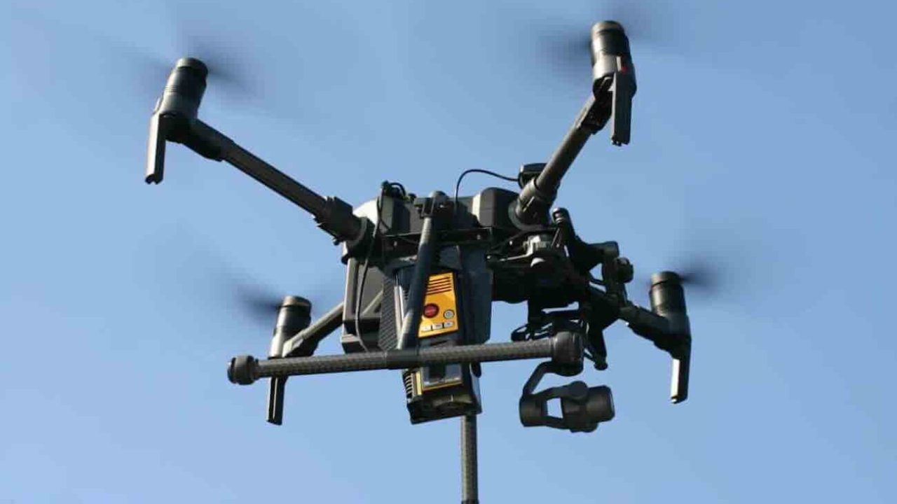 Secondigliano, sequestrato un chilo di hashish: un drone beccato mentre consegnava in carcere