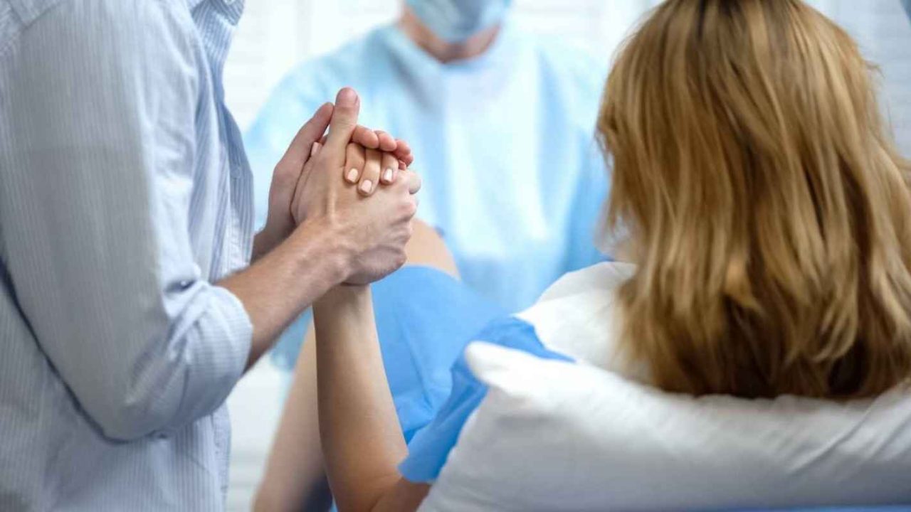 “Bimba nasce senza vita ad Acerra, indagato un ginecologo per sofferenza fetale”