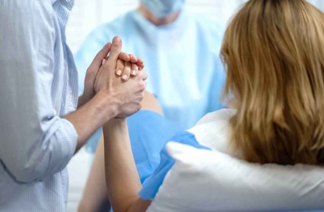 “Bimba nasce senza vita ad Acerra, indagato un ginecologo per sofferenza fetale”