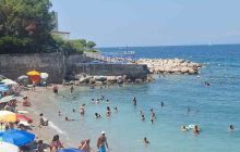 Castellammare, polemica per il «muro della vergogna» che separa la spiaggia di Pozzano