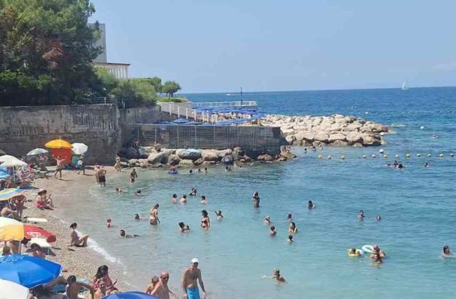 Castellammare, polemica per il «muro della vergogna» che separa la spiaggia di Pozzano
