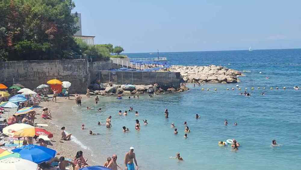 Castellammare, polemica per il «muro della vergogna» che separa la spiaggia di Pozzano
