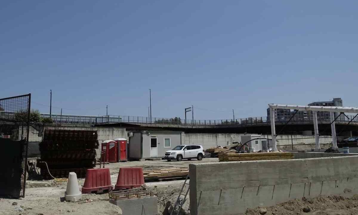 Napoli, grave incidente in cantiere metropolitano: operaio colpito da lastre di vetro