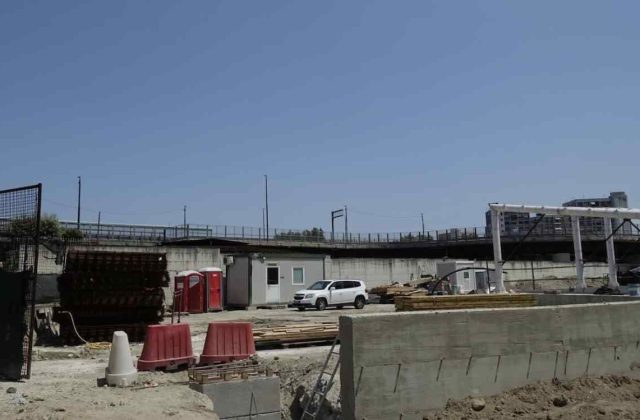 Napoli, grave incidente in cantiere metropolitano: operaio colpito da lastre di vetro