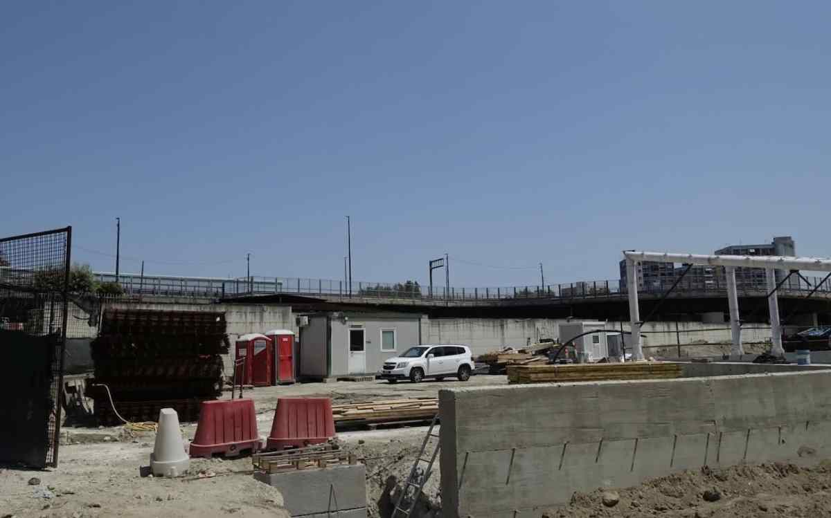 Napoli, grave incidente in cantiere metropolitano: operaio colpito da lastre di vetro