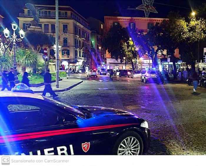 Castellammare, controlli notturni anti-movida: 317 identificati, denunce per spaccio