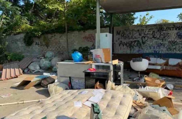 Castellammare, emergenza rifiuti: i punti di raccolta diventano discariche a cielo aperto
