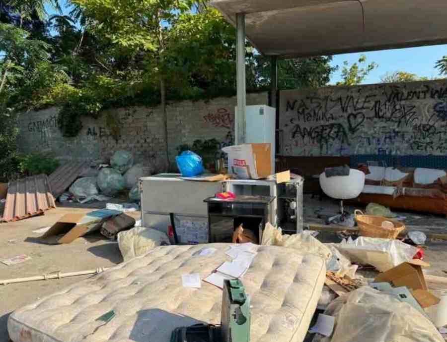 Castellammare, emergenza rifiuti: i punti di raccolta diventano discariche a cielo aperto