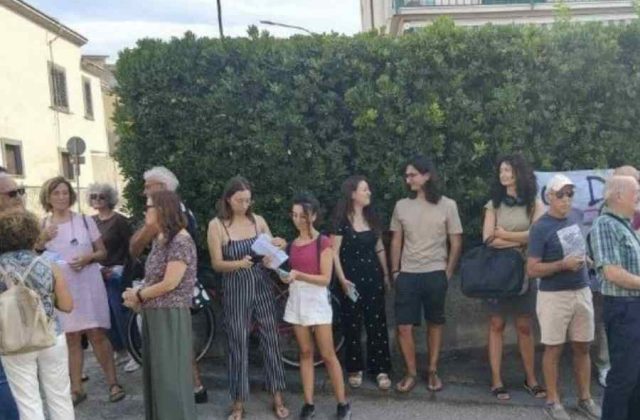Pozzuoli in protesta: cittadini pronti a bloccare il porto dopo i recenti terremoti