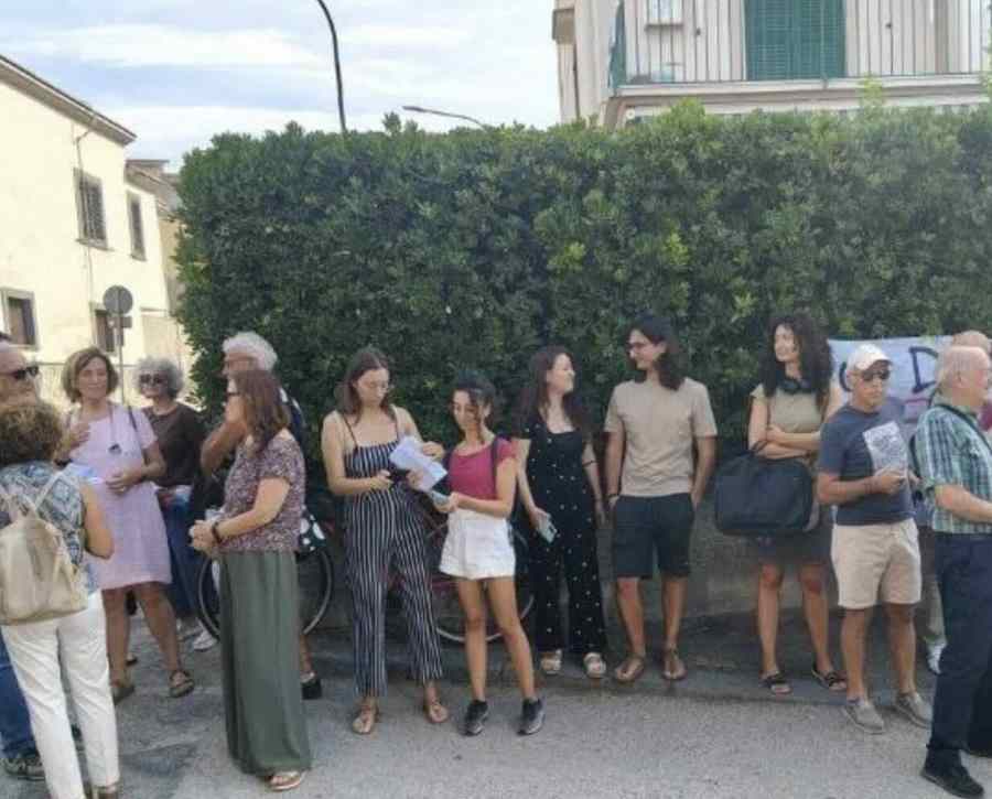 Pozzuoli in protesta: cittadini pronti a bloccare il porto dopo i recenti terremoti