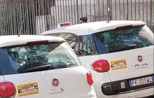 Napoli, protesta dei taxi contro il caro carburanti: 900 vetture con adesivi di denuncia