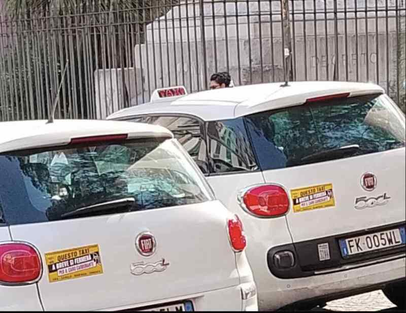 Napoli, protesta dei taxi contro il caro carburanti: 900 vetture con adesivi di denuncia