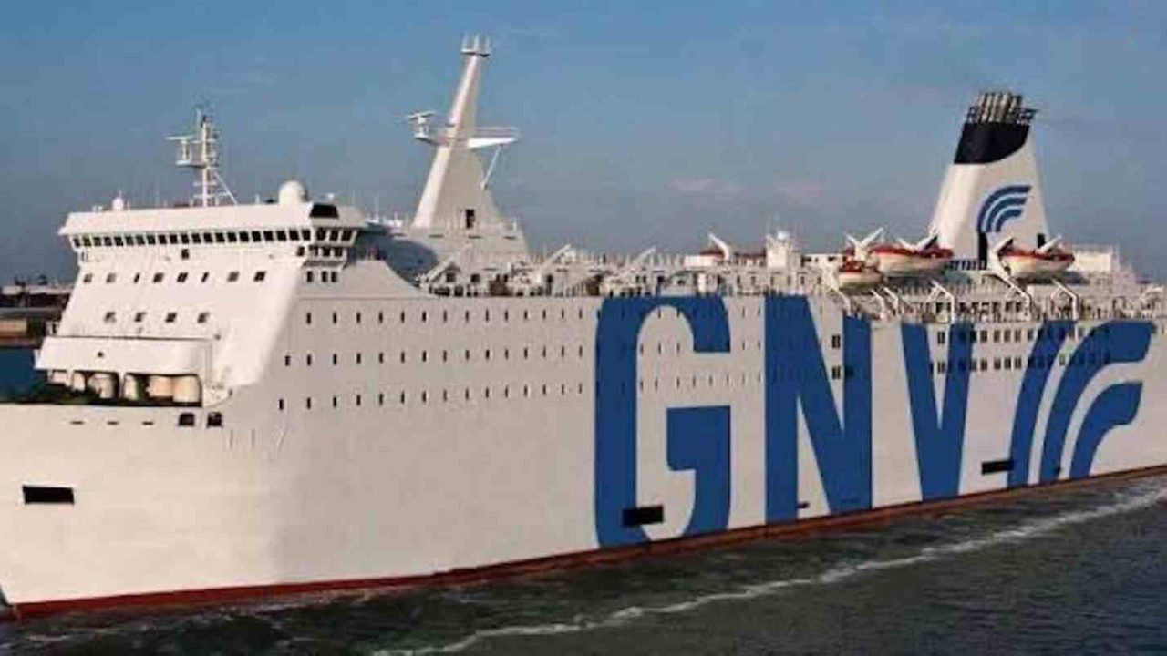 Napoli, guasto al traghetto per Palermo: passeggeri bloccati, sul posto la polizia