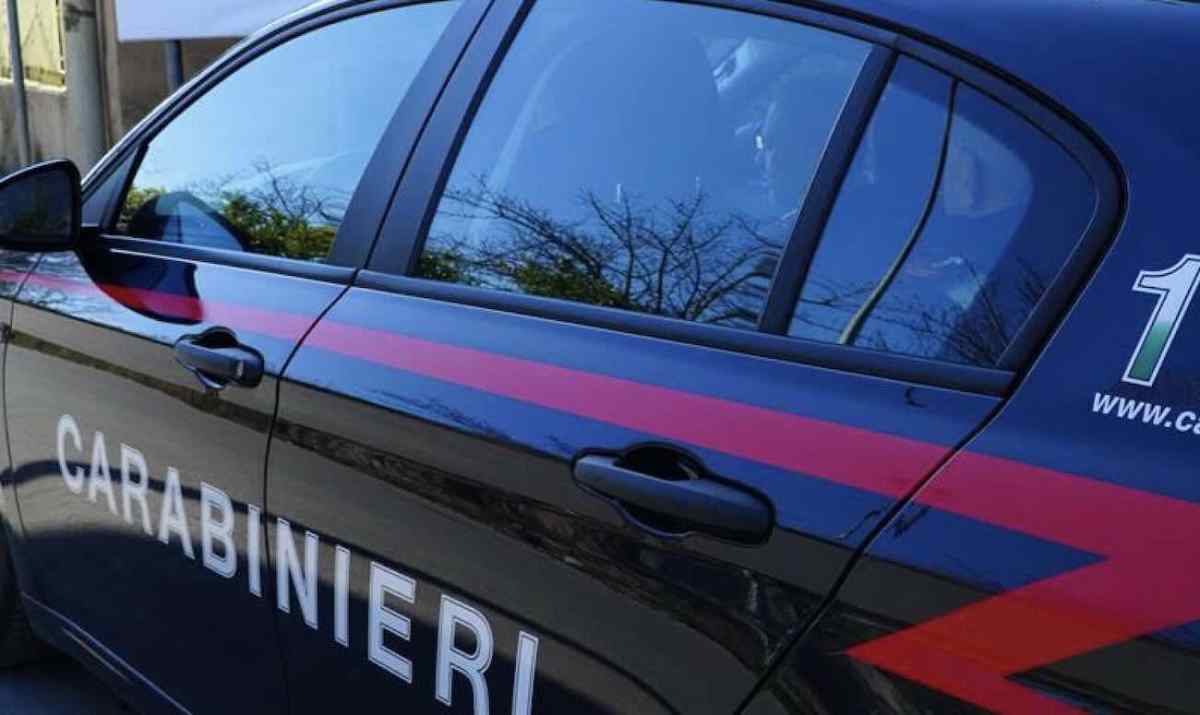 Giugliano, 72enne distrugge il desk di un centro radiologico: denunciato per danneggiamento
