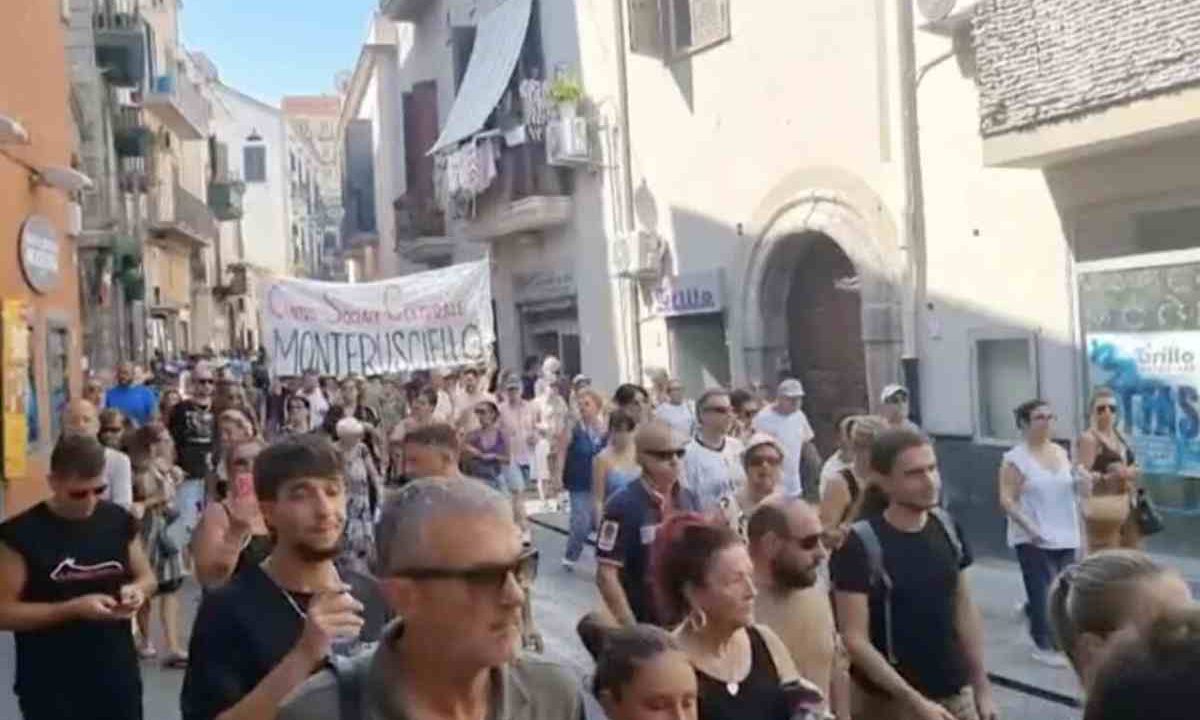 Emergenza idrica ai Campi Flegrei: protesta e occupazione del porto di Pozzuoli con 400 sfollati